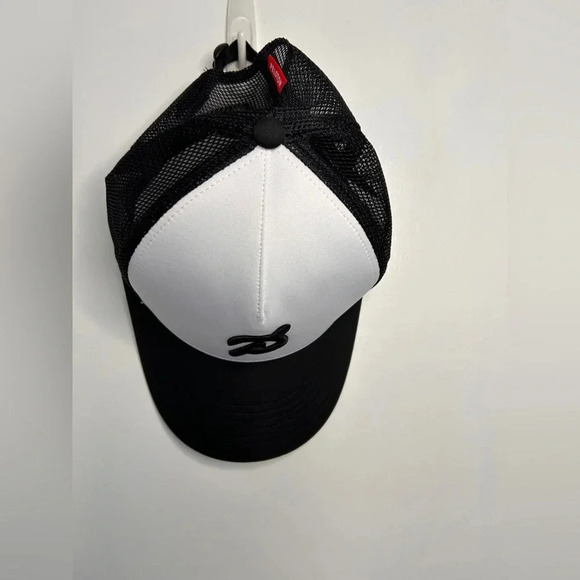 BNWT Peloton Black and White AdjustableTrucker Hat O/S - Picture 2 of 6